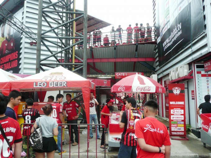 スタジアムの外へも場内の熱が漂ってくる