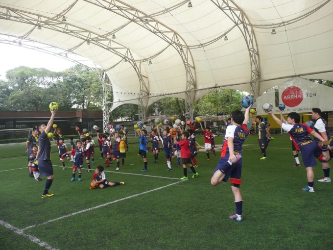 約40名の日本人サッカー少年が集まった