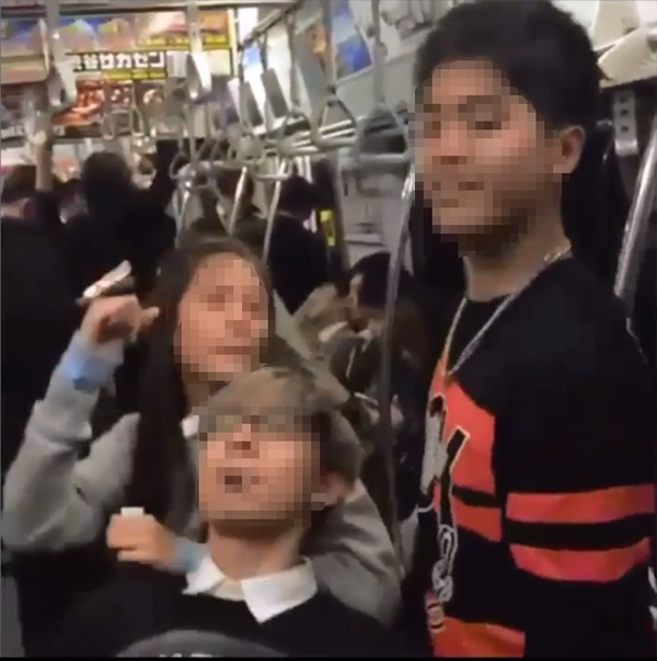 東京の地下鉄ではしゃぐタイ人俳優と仲間たち