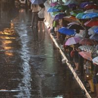 雨のバス待ち