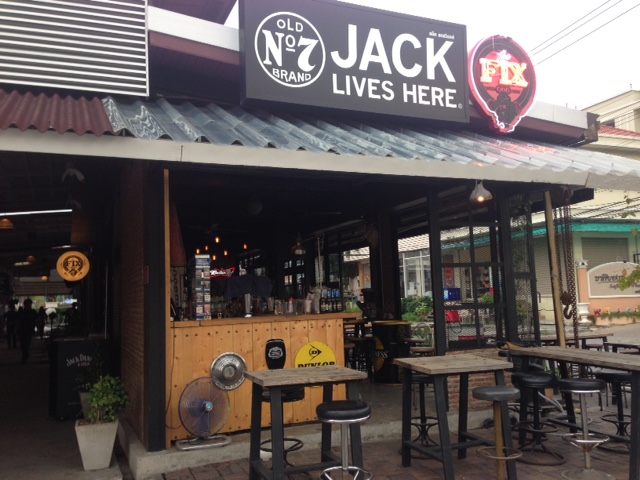 ムーディなBAR、早い時間だと寂しいね