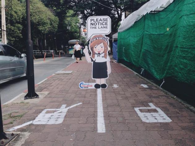 カセサート大学に設置されたスマホ中毒歩道