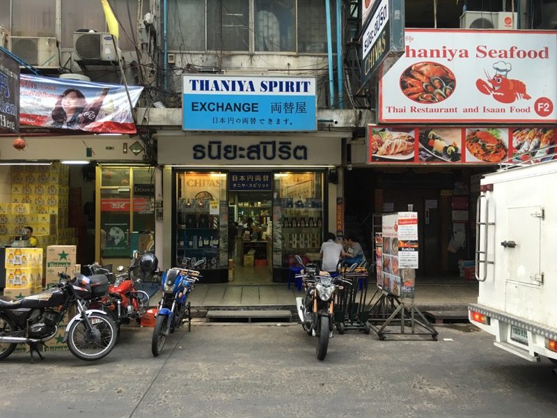 店の入口(水色の看板が目印)