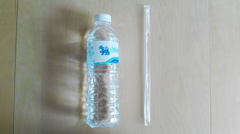 ペットボトルとストロー