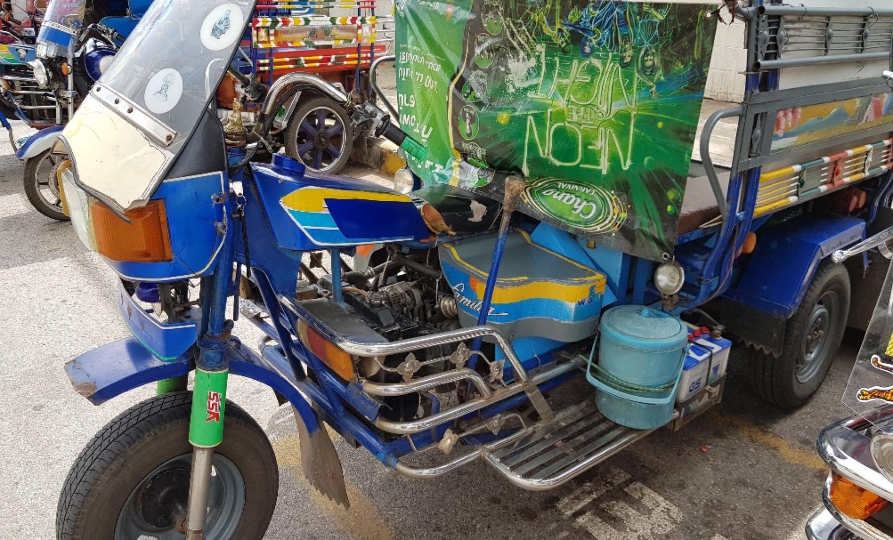 車のエンジン(550ぐらい)を付けたタイプ こちらは、車輪も車と同じ太さです。