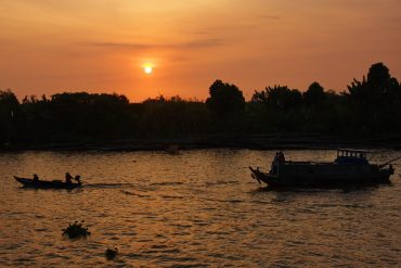 夕焼けとメコン川