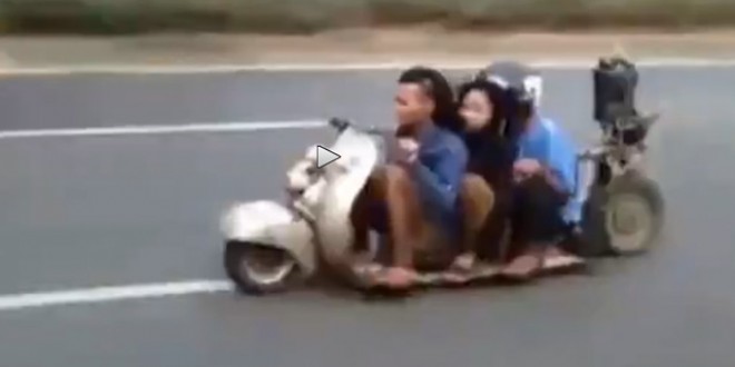 タイで車検があったら即アウト！子供が3人乗りする車高短スクーターが目撃される