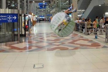 バンコクでバブルサッカーを楽しむ