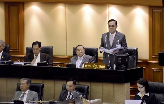 演説するプラユット首相